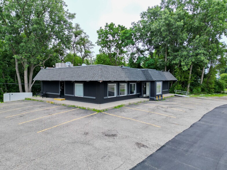 More Photos Of 3870 Elizabeth Lake Rd, Waterford Bar For Lease