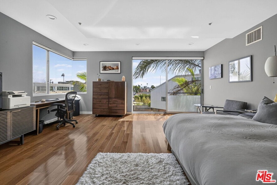 More Photos Of 2120 Narcissus Ct, Venice Office For Sale
