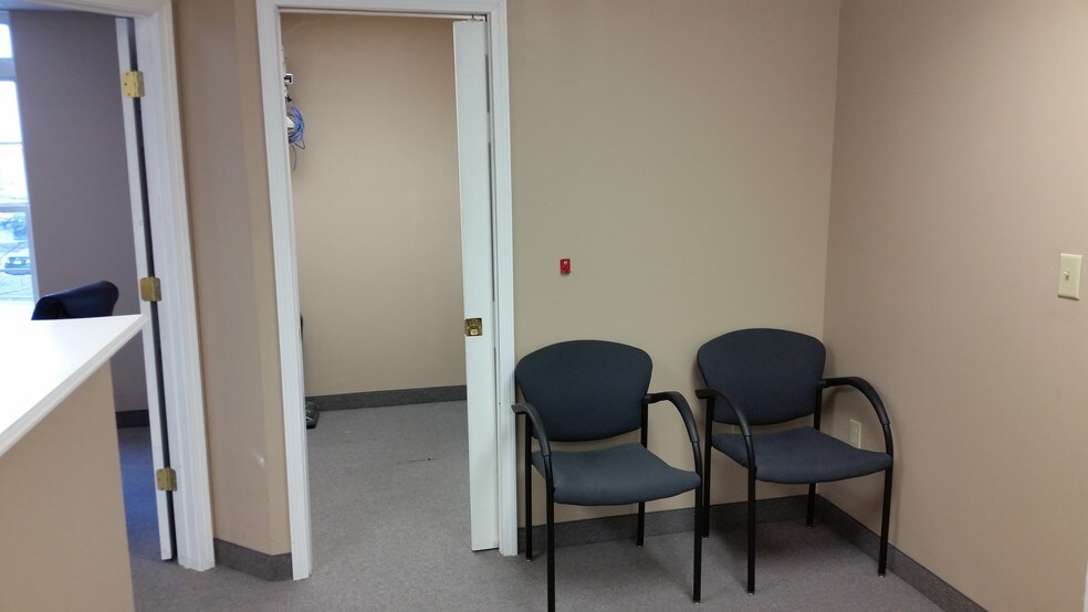 More Photos Of 601 N Shore Dr, Jeffersonville Medical For Sale