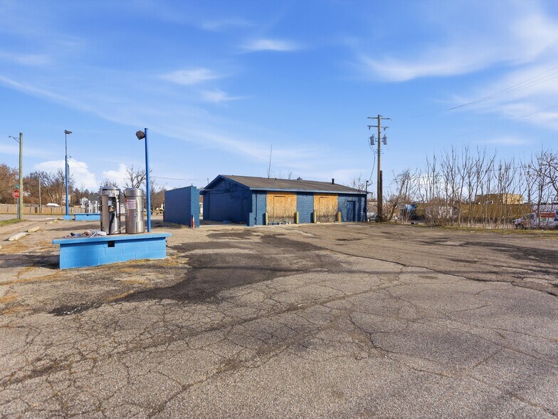 More Photos Of 684 Auburn Ave, Pontiac Auto Repair For Sale