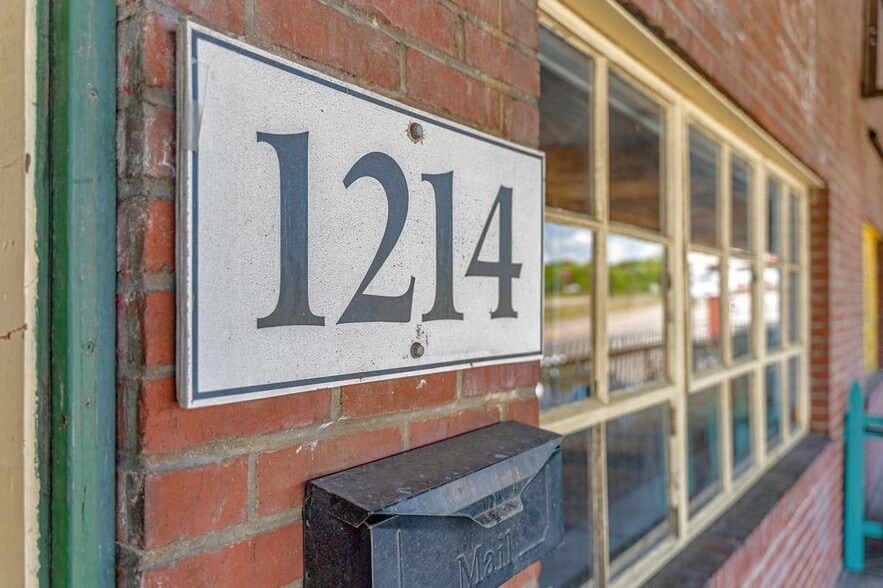 More Photos Of 1214 College St, Clarksville Warehouse For Lease