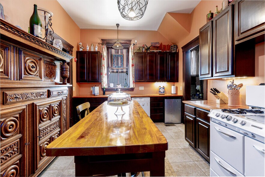 More Photos Of 950 E Grayson St, San Antonio Lodge Meeting Hall For Sale