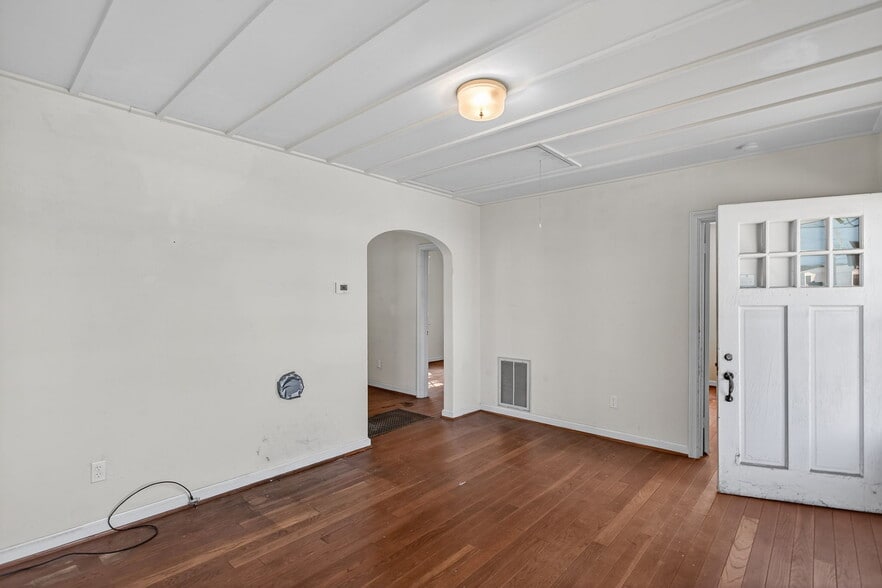 More Photos Of 5812 Jefferson Ave, Newport News Storefront For Sale