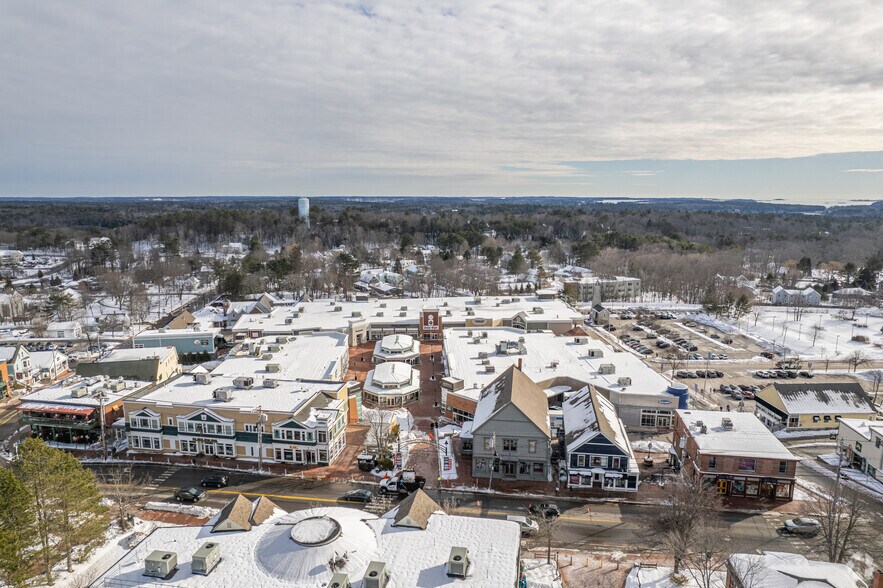 More Photos Of 1 Freeport Village Sta, Freeport Department Store For Lease