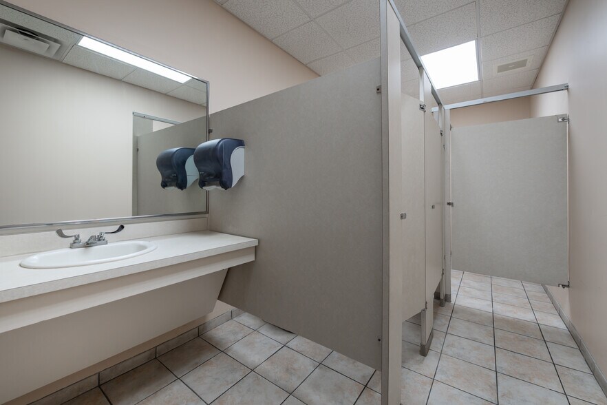 More Photos Of 8801 Corporate Square Ct, Jacksonville Warehouse For Lease