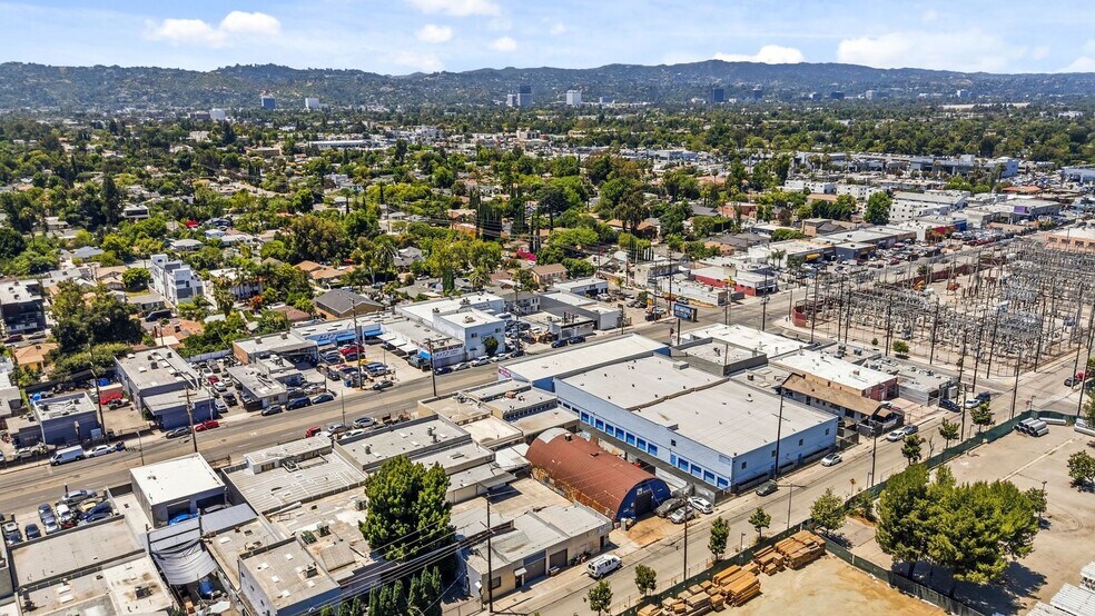 More Photos Of 14222-14226 Aetna St, Van Nuys Warehouse For Lease