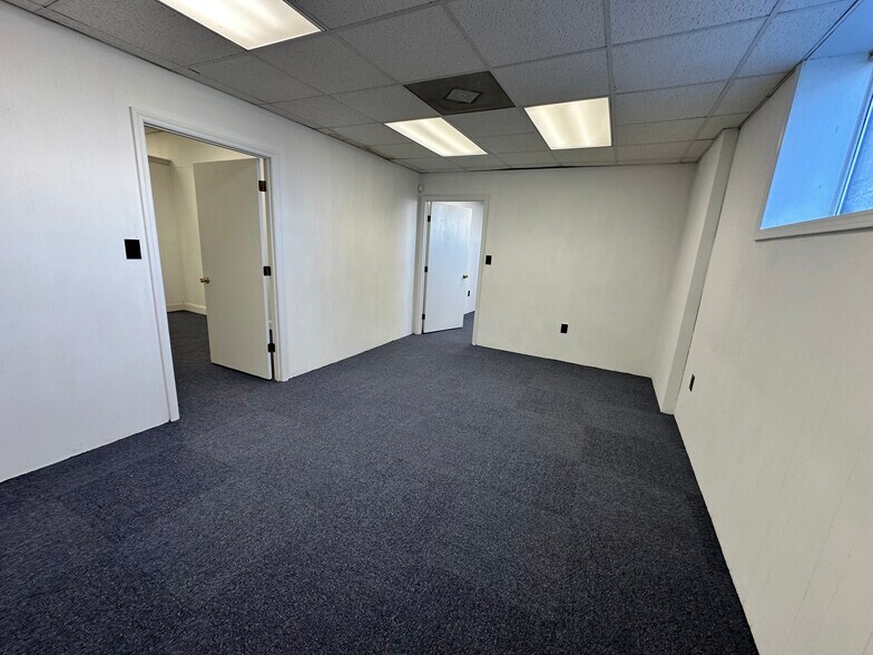 More Photos Of 220 N Main St, Lexington Flex For Lease