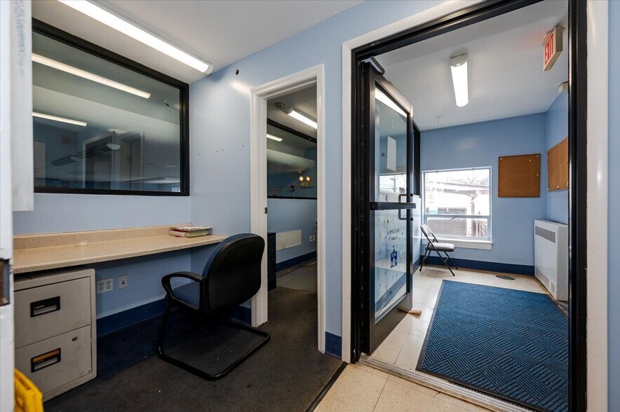 More Photos Of 90 Henry St, Inwood Office For Lease