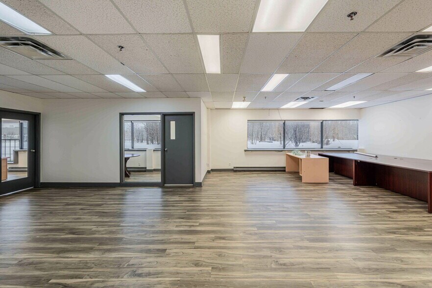 More Photos Of 50 Rue de Lauzon, Boucherville Flex For Lease