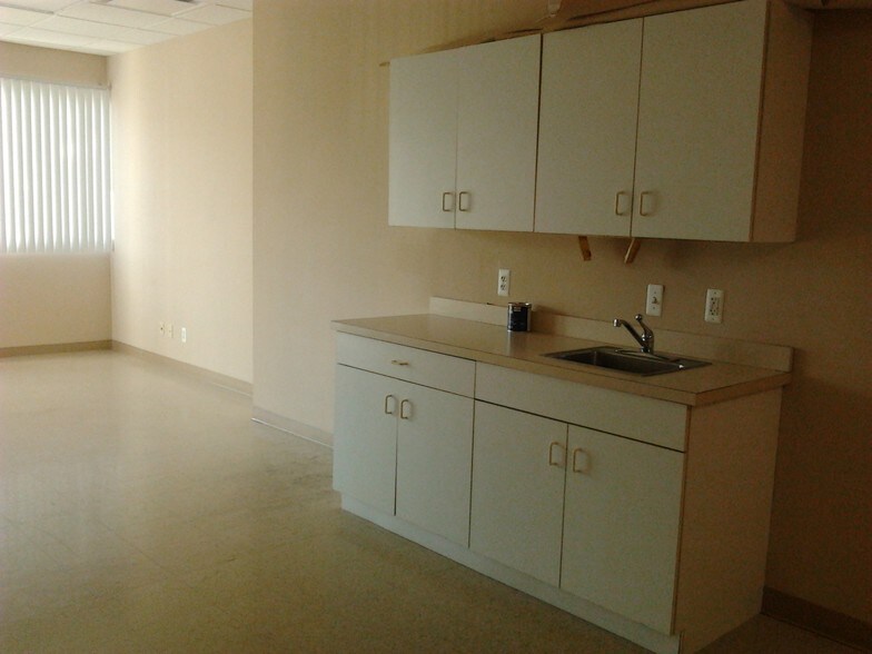 More Photos Of 5402 Gateway Ctr, Flint Office For Lease