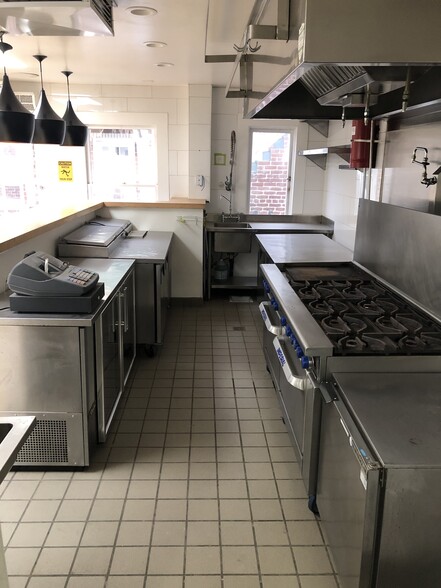 More Photos Of 517 Ocean Front Walk, Venice Storefront Retail Office For Lease