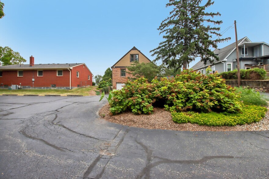 More Photos Of 399 W Main St, Greenwood Office For Sale