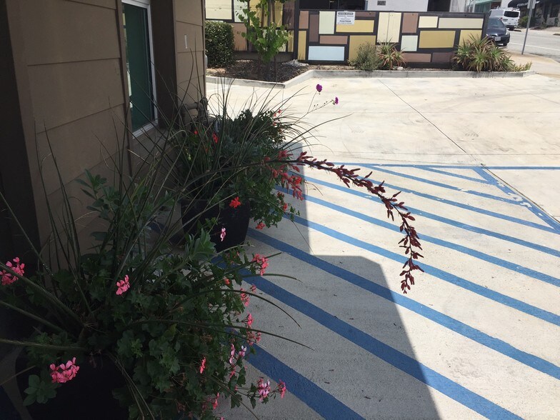 More Photos Of 3501 Ocean View Blvd, Glendale Office For Lease