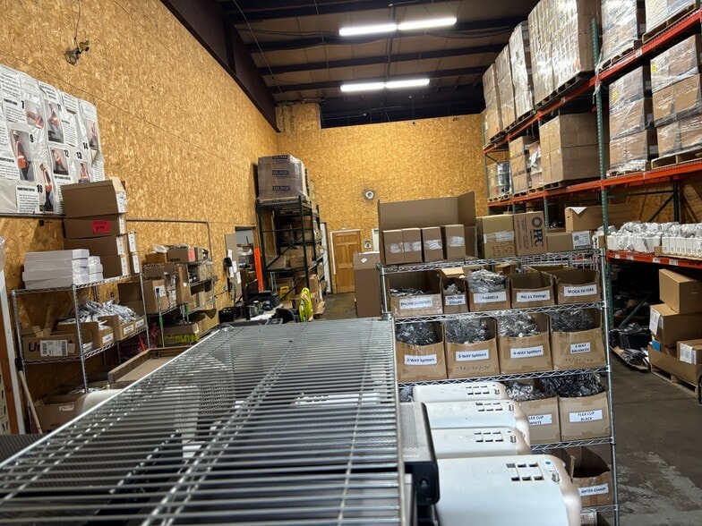 More Photos Of 2948 Rice St, Little Canada Warehouse For Lease