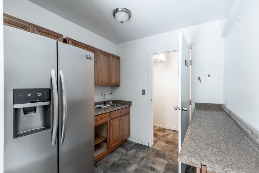 More Photos Of 39 Dobbin St, Brooklyn Warehouse For Sale