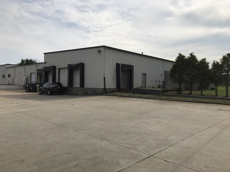 More Photos Of 124 Commerce Blvd, Statesville Manufacturing For Lease