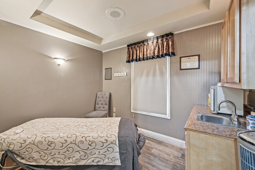 More Photos Of 56 N Franklin St, Delaware Freestanding For Sale