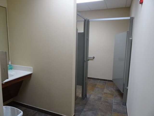 More Photos Of 504 Cumberland St, Fayetteville Light Distribution For Lease