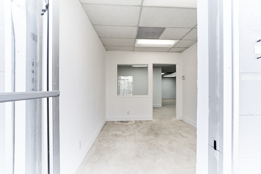 More Photos Of 15013-15019 Califa St, Van Nuys Manufacturing For Lease
