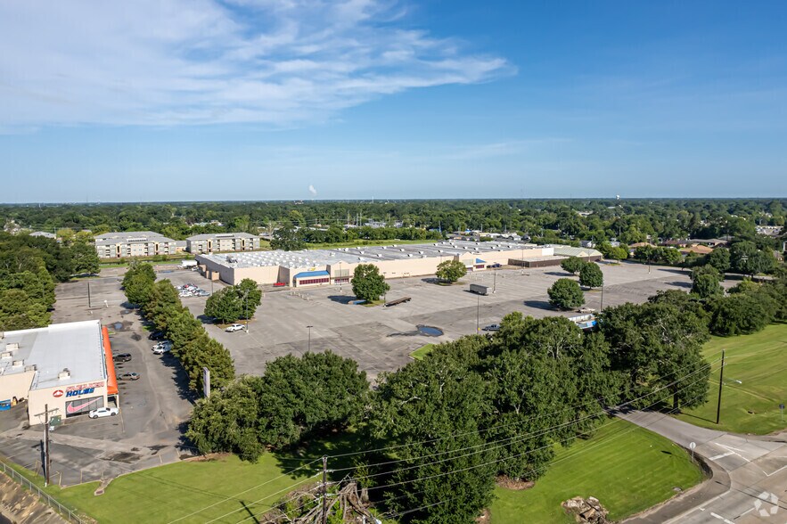 More Photos Of 1229 NW Evangeline Trwy, Lafayette Distribution For Sale