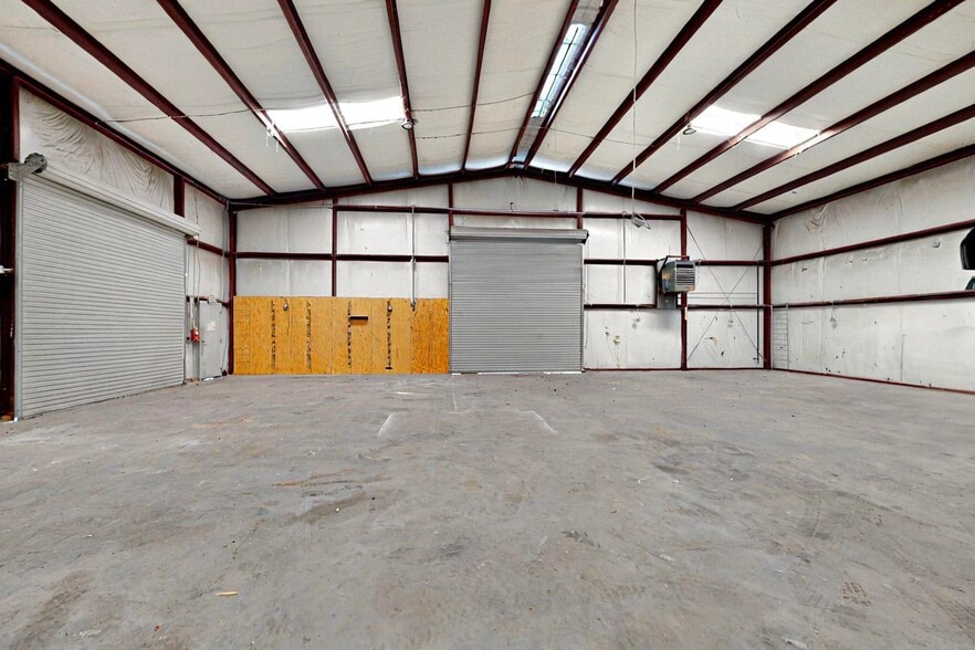 More Photos Of 11544 Cockleburr Rd, Roanoke Warehouse For Lease