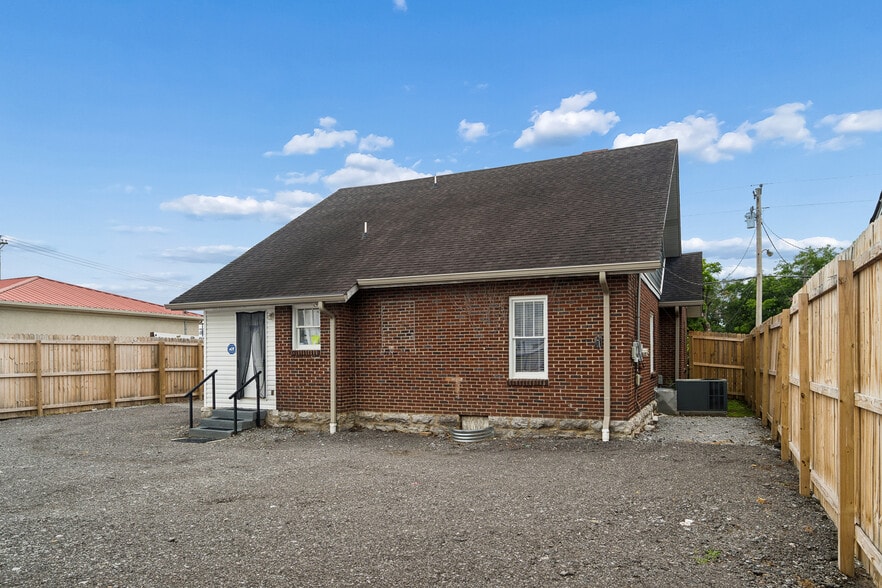More Photos Of 207 University Ave, Lebanon Office For Sale