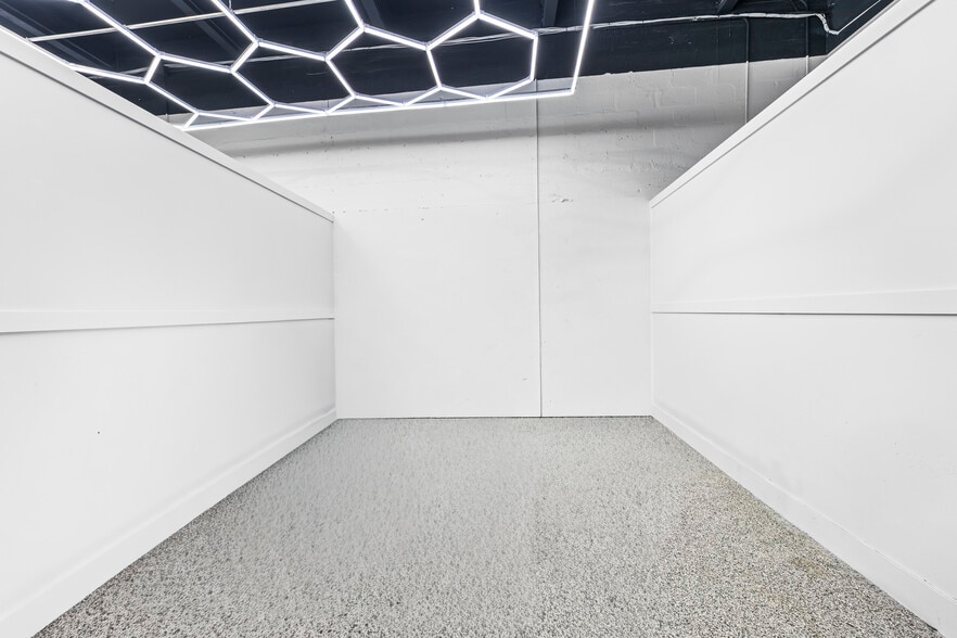 More Photos Of 2500 NW 39th St, Miami Light Distribution For Sale