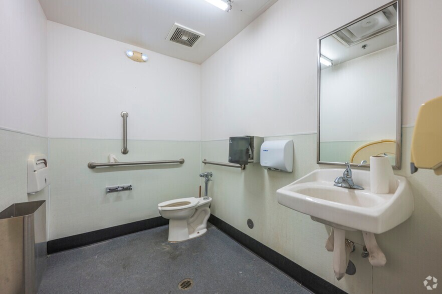 More Photos Of 201-205 N Mesa St, El Paso Storefront Retail Office For Lease