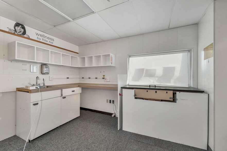 More Photos Of 15 Mont Vernon St, Milford Freestanding For Sale