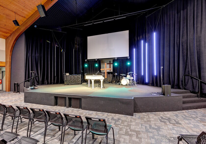 More Photos Of 18390 SW Farmington Rd, Aloha Religious Facility For Sale