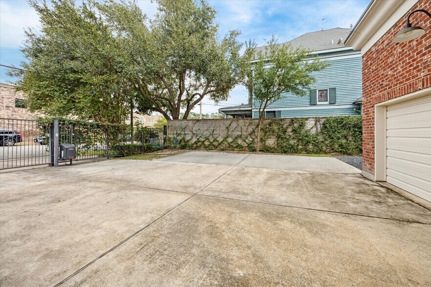 More Photos Of 128 W 17th St, Houston Loft Creative Space For Sale