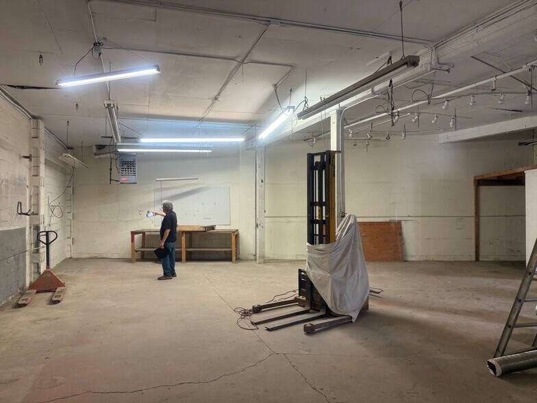 More Photos Of 8 Van Tassell Ct, Norwalk Warehouse For Lease