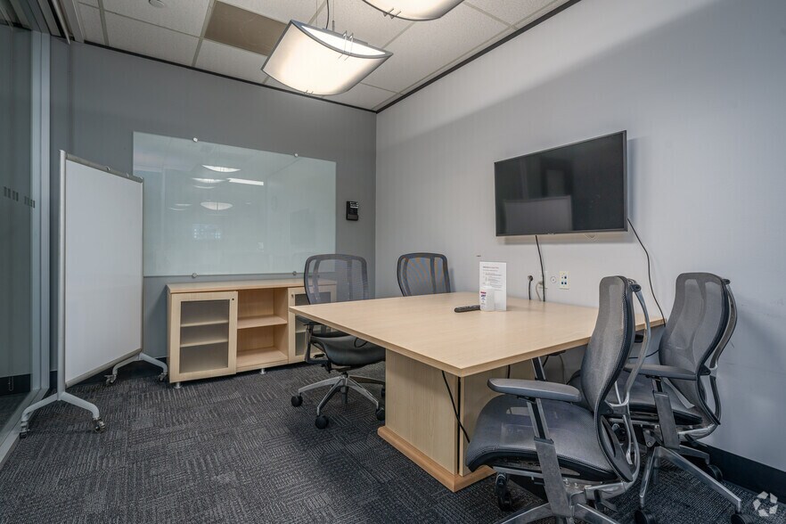 More Photos Of 12 Greenway Plz, Houston Coworking Space