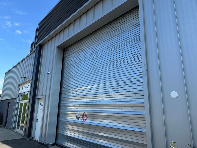 More Photos Of 999 S Oyster Bay Rd, Bethpage Warehouse For Lease