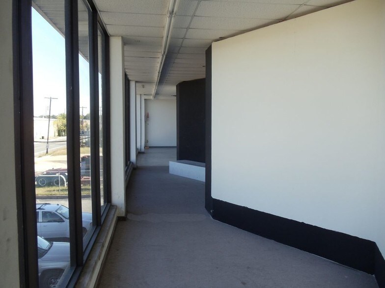 More Photos Of 9 Flint Rd, Toms River Showroom For Lease