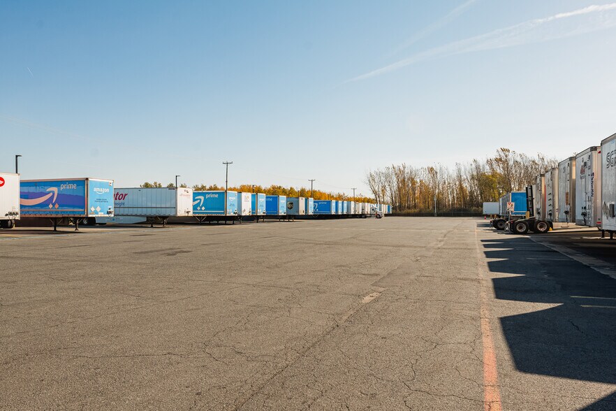 More Photos Of 5799 Rte De L'aéroport, Longueuil Distribution For Lease