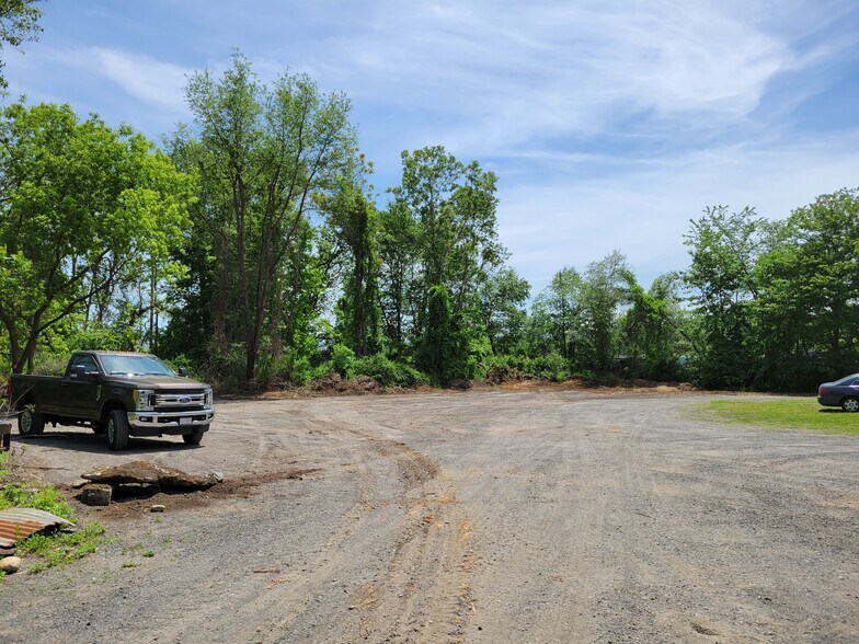 More Photos Of 6 Railroad Yard Rd, Deerfield Light Distribution For Lease