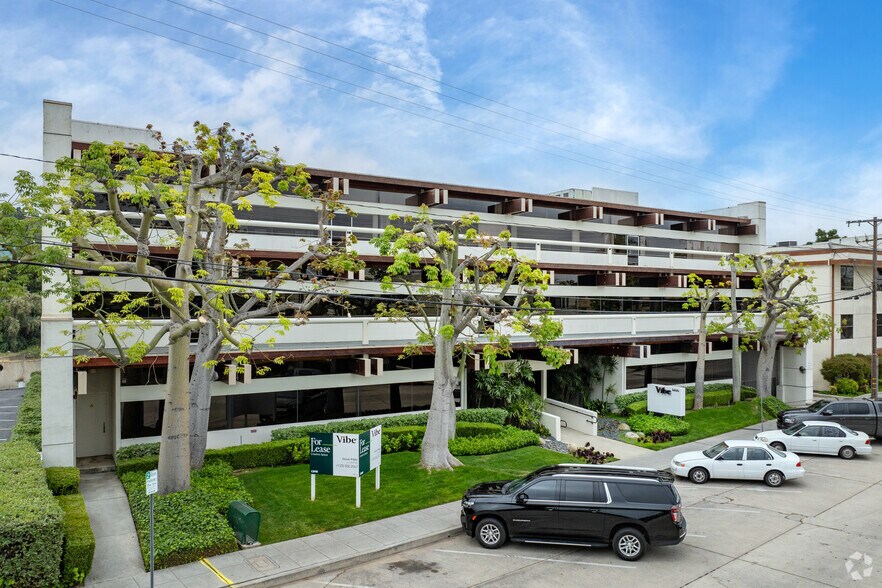 More Photos Of 4444 W Lakeside Dr, Burbank Loft Creative Space For Lease