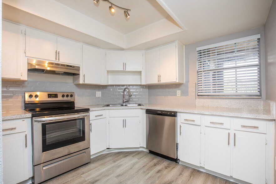 More Photos Of 5528 Cinderlane Pky, Orlando Apartments For Sale