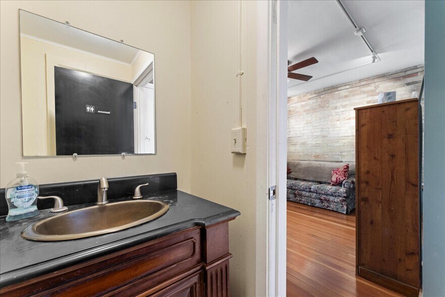 More Photos Of 517 Milwaukee St, Kewaunee General Retail For Sale