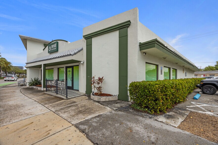 More Photos Of 308 N Federal Hwy, Hallandale Beach Storefront Retail Office For Sale