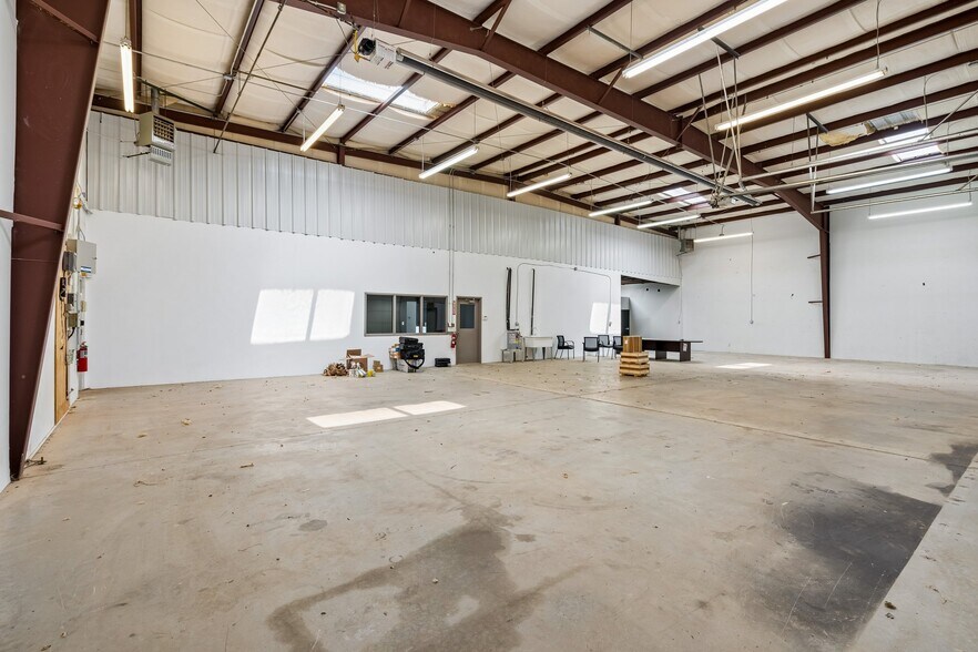 More Photos Of 7925 N Wilshire Ct, Oklahoma City Manufacturing For Sale