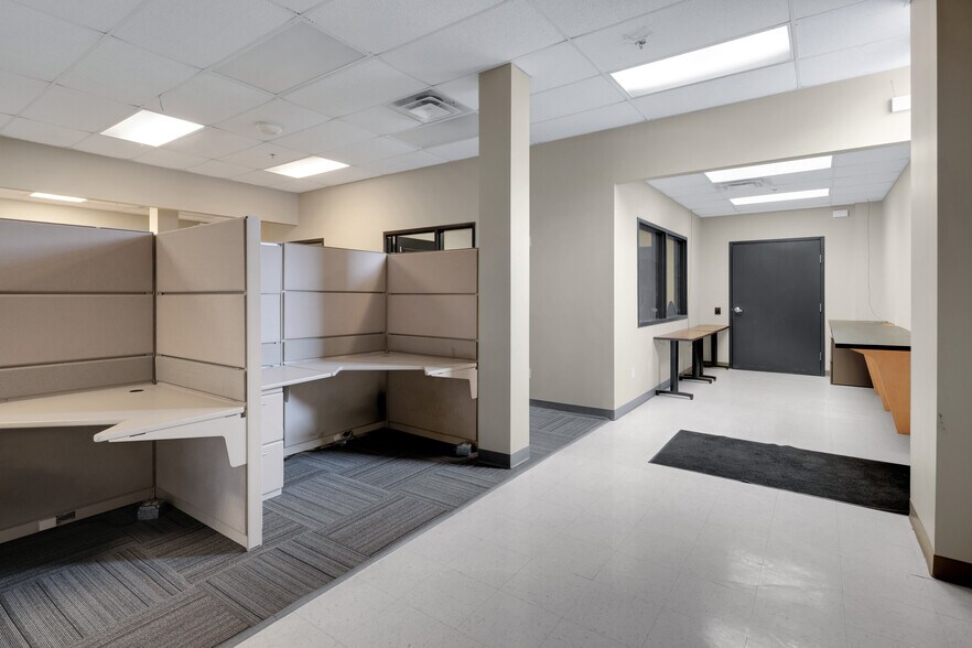 More Photos Of 2600 Stanley Gault Pky, Louisville Light Manufacturing For Lease