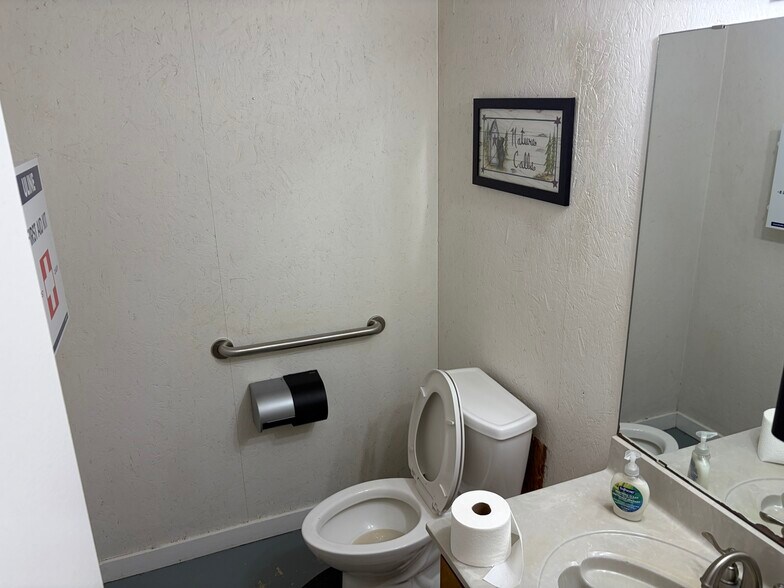 More Photos Of 2476 N Heideke St, Seguin Industrial For Sale