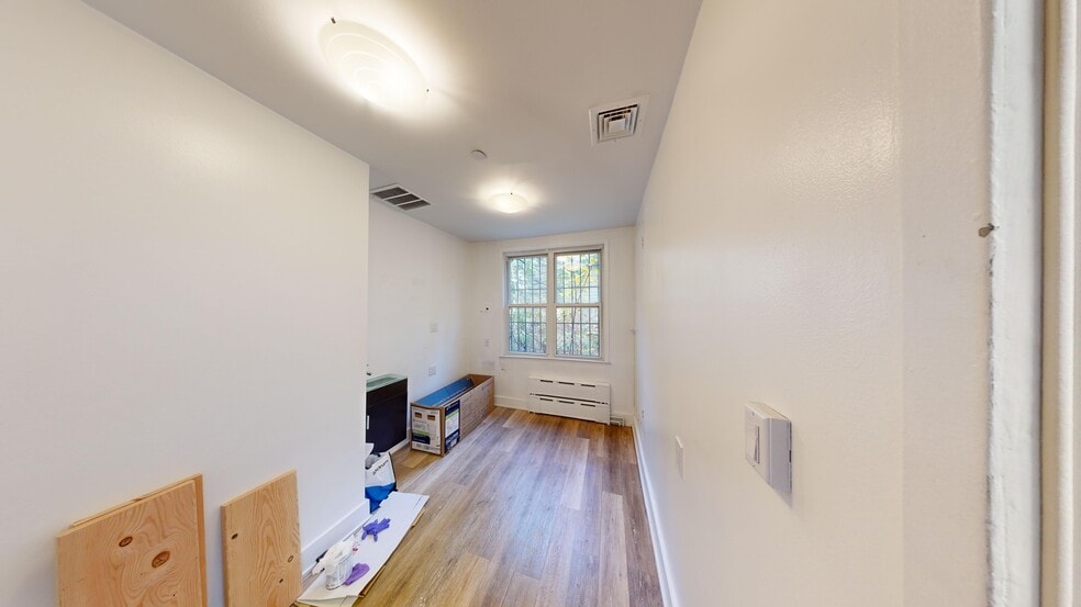 More Photos Of 194 Nassau Ave, Brooklyn Storefront Retail Office For Lease