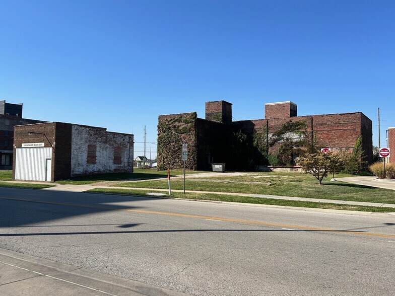 Primary Photo Of 507 4th St, Springfield Self Storage For Sale