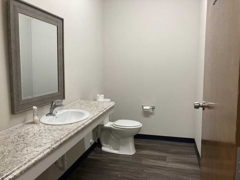 More Photos Of 1411 Plaza West Rd, Winston-Salem Medical For Lease