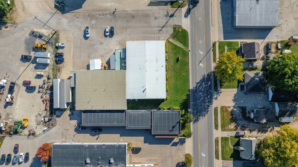 More Photos Of 1830 3rd Ave SE, Rochester Showroom For Sale