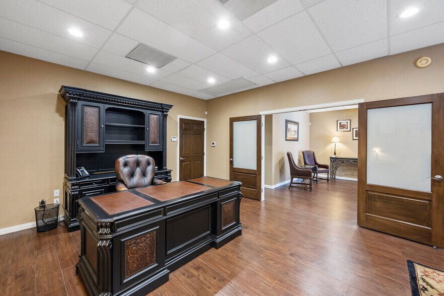 More Photos Of 2313 Roosevelt Dr, Dwg Office For Sale