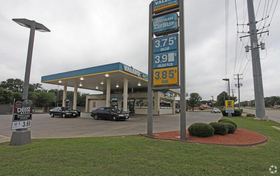 More Photos Of 3100 Meadowbrook Blvd, Arlington Convenience Store For Sale